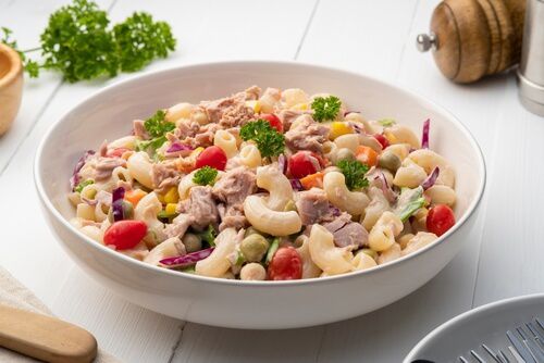 סלט בתוך קערת קורנינג במבצע