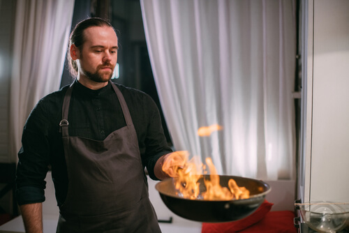 איש מכין אוכל עם ווק