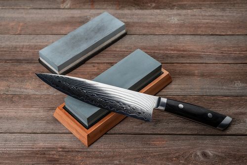 השחזת סכין שף חשובה על מנת שלא תישחק